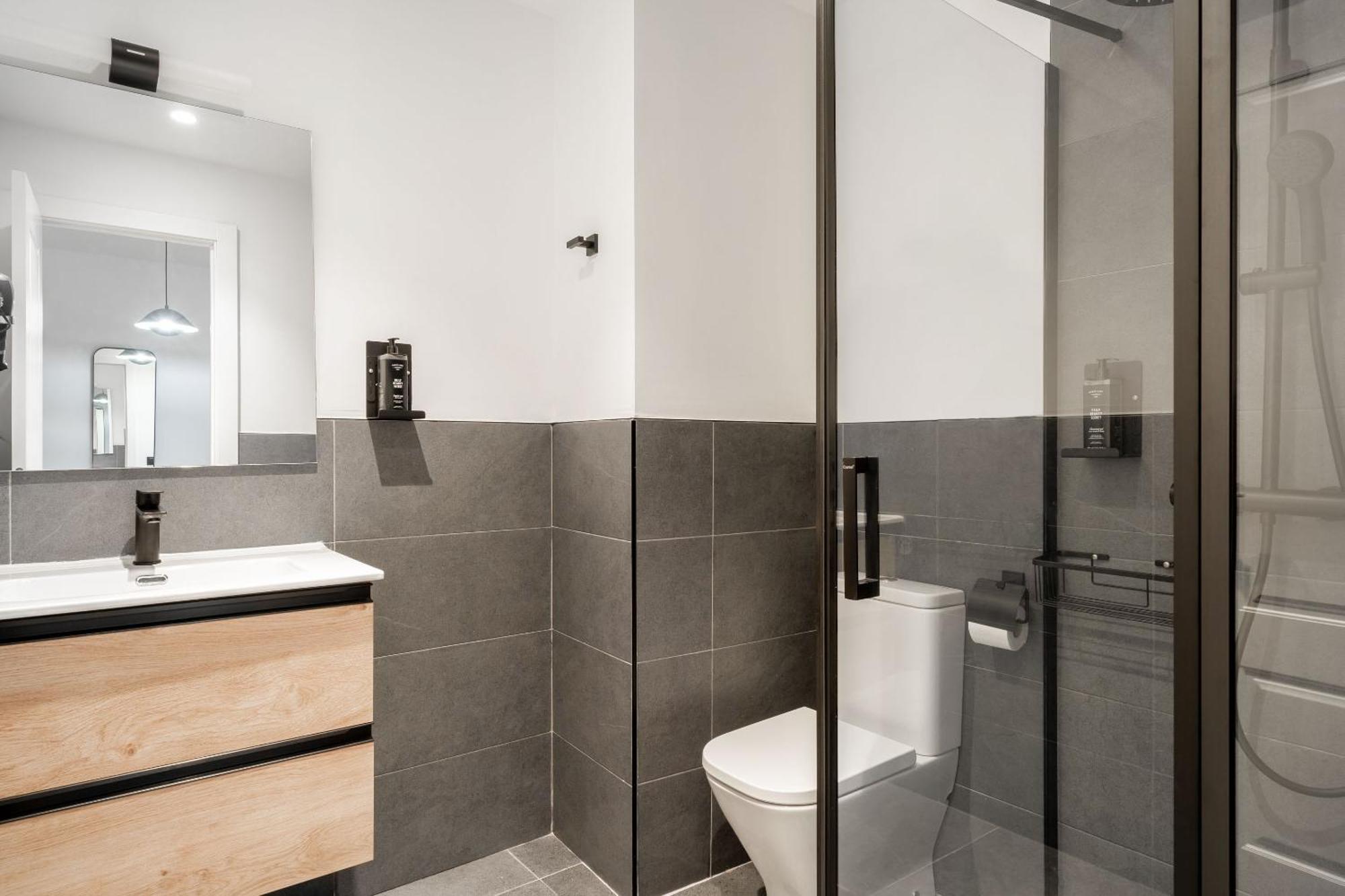 Limehome Malaga Calle Victoria Room photo